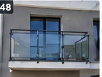 Ilustracja wygenerowana przez AI: przeszklony balkon z balustradą metalową. Nie jest zdjęciem realizacji MSW.