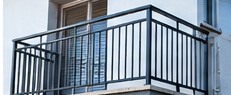 Miniatura AI numer 3: Luźna poręcz INOX przy schodach wewnętrznych — naprawa mocowania