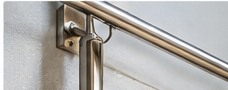 Miniatura AI numer 29: Uchwyt dozownika przy stanowisku INOX — naprawa z uwzględnieniem higieny